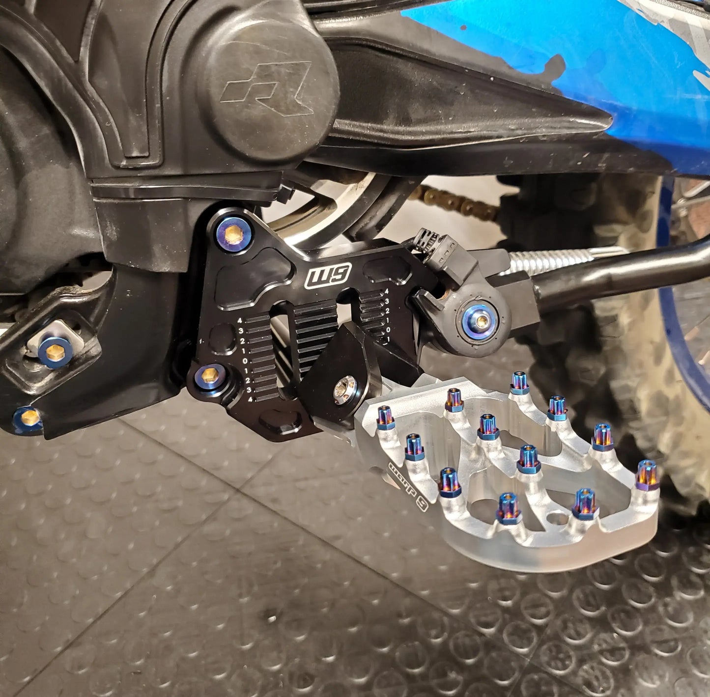 Ultra Bee Adjustable Foot Peg Mount Warp 9